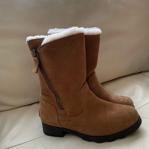 Girls size 1 Sorel boots in excellent condition.